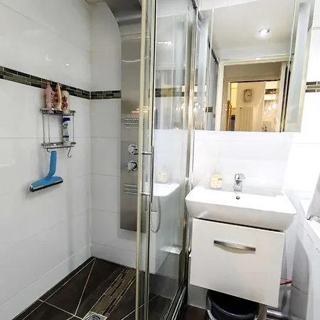 T3 Mitoyenne Climatisee Avec Piscine Et Parking, Cap D'agde - Fr-1-607-217 *