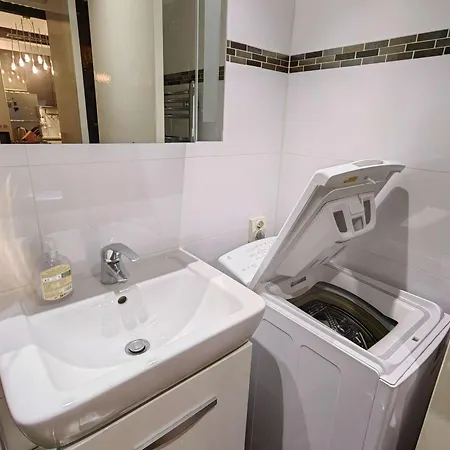 Holiday home T3 Mitoyenne Climatisee Avec Piscine Et Parking, Cap D'agde - Fr-1-607-217