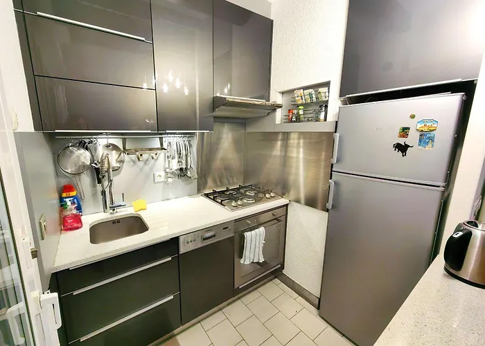 T3 Mitoyenne Climatisée Avec Piscine Et Parking, Cap D'agde - Fr-1-607-217 * Agde